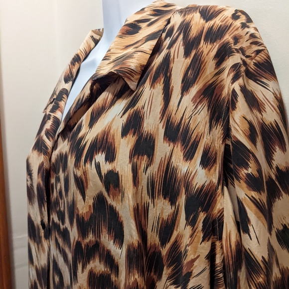 The Avenue women's 14/16 leopard print silk long sleeved button up top - Picture 3 of 6